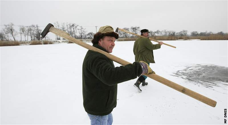 Rybáři v Jaroslavicích vysekávají díry do ledu.