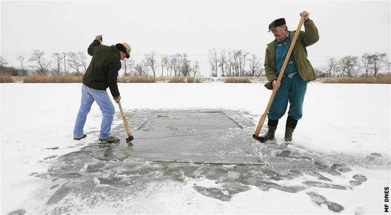 Rybáři v Jaroslavicích vysekávají díry do ledu.