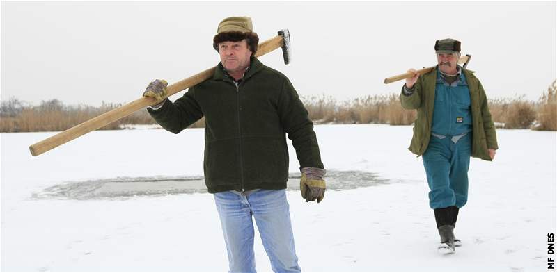 Rybái v Jaroslavicích vysekávají díry do ledu.