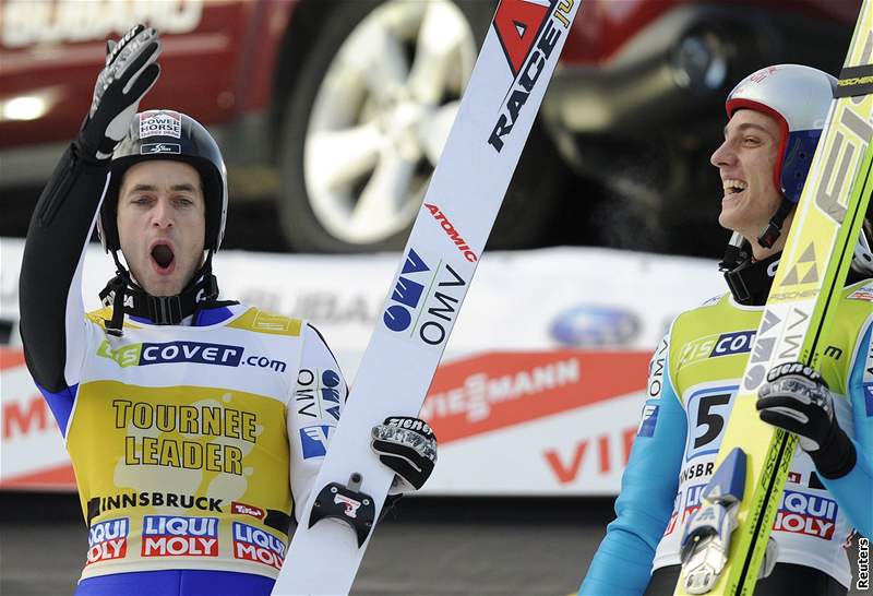 Rakouský skokan na lyích slaví své vítzství v innsbruckém závod Turné ty mstk
