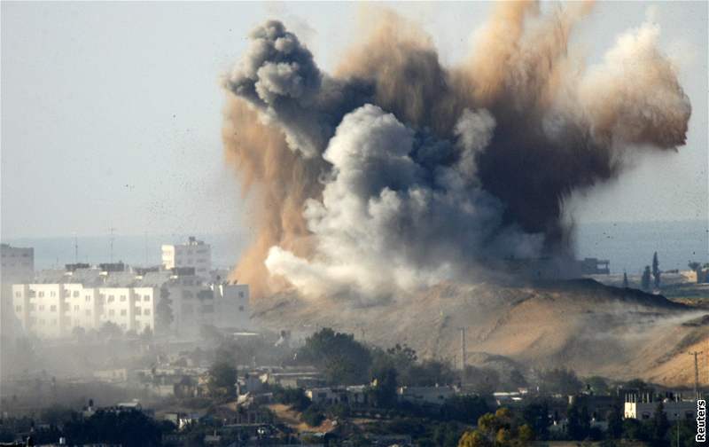 Izrael podnikl desítky leteckých útok na pásmo Gazy a zasáhl na 25 dom len Hamasu