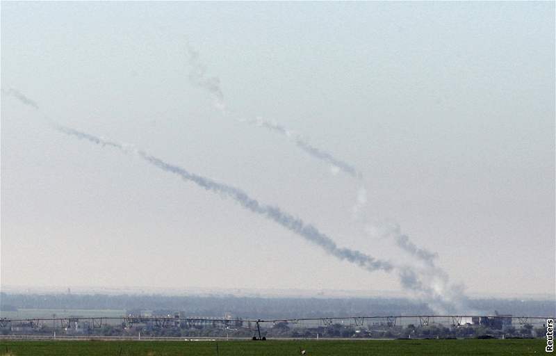 Kou nad Gazou po vypálení raket radikál z Hamasu na Izrael. (6. leden 2009)