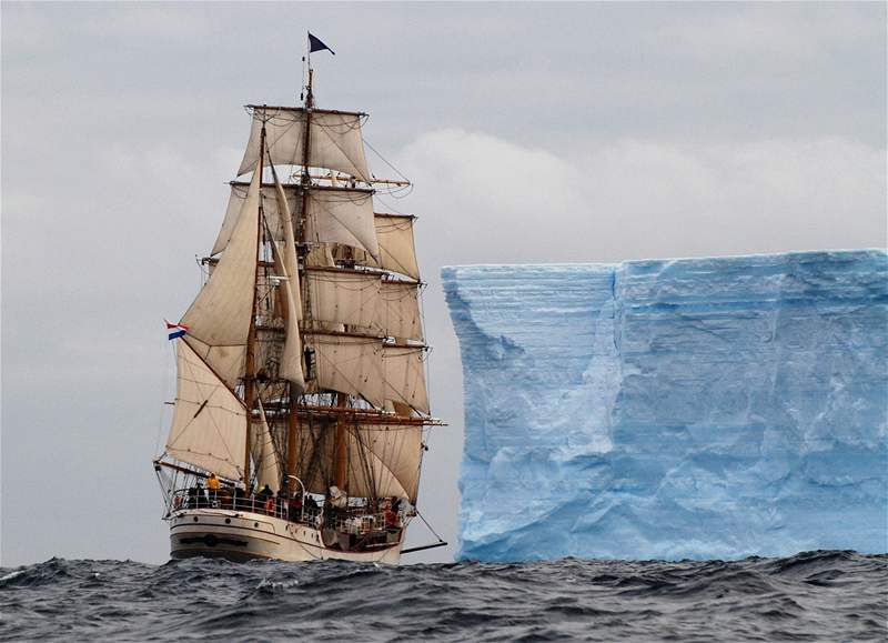 Lo plující do Antarktidy byl 55 metrový trojstník