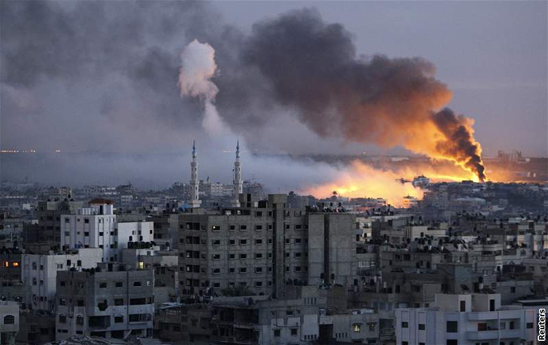 Na msto Gaza dopadají i po schválení rezoluce OSN izraelské rakety.