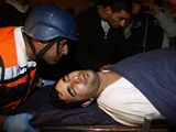 Zdravotnci odvej zrannho mue po raketovm toku palestinskch radikl na dm v izraelskm Sderotu. (4. leden 2009)