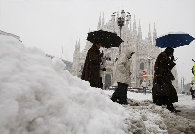 Zasnené námstí v Milán, Itálie (6.1.2009)