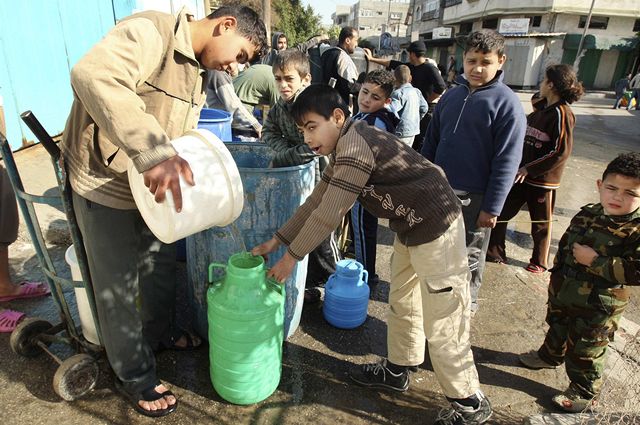 Obyvatelé Gazy vyuili pestávky v boji k nabírání vody a doplování zásob potravin.