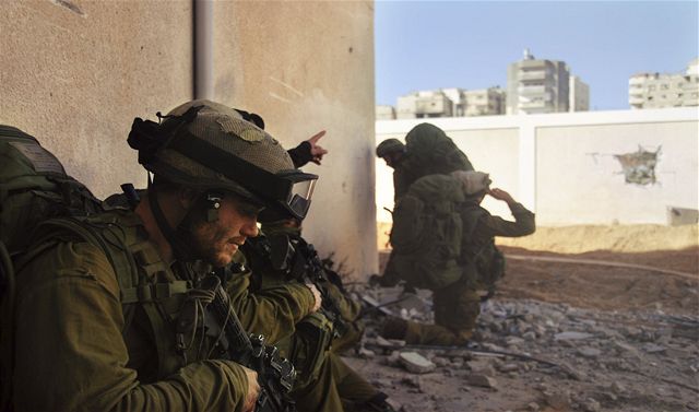 Izraelci spustili ped týdnem pozemní operaci v pásmu Gazy. Nyní chtjí poet jednotek v pásmu jet navýit.