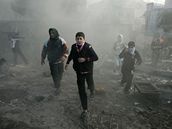 Obyvatelé pásma Gazy bhem estého dne izraelských útok. (1. ledna 2009)