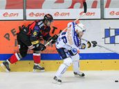 Znojmo - Plze�, domácí Selingr (vlevo) stíhá Vlasáka.