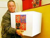 Stanislav Polák sundává ze skín na obecním úadu v ertkách volební urnu - ilustraní foto