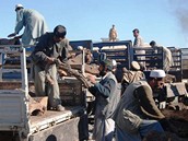 etí vojáci darovali Afgháncm palivové devo