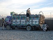 etí vojáci darovali Afgháncm palivové devo