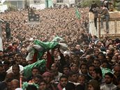 Palestinci nesou tla jednoho z len vedení Hamasu Nízára Rijána a jeho rodiny, kteí byli zabiti pi tvrteních izraelských náletech. (2. leden 2008)