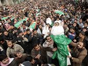 Palestinci nesou tla jednoho z len vedení Hamasu Nízára Rijána a jeho rodiny, kteí byli zabiti pi tvrteních izraelských náletech. (2. leden 2008)