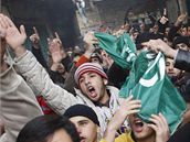 Pívrenci Hamasu bhem protestují ve mst Nablus v Západním behu proti izraelské operaci v Gaze. (2. leden 2008)