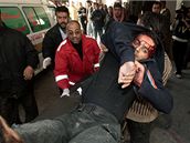 Ranný Palestinec je odnáen do nemocnice (4. leden 2009)