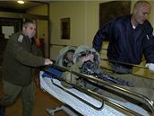 Ranný izraelský voják je odváen k oetení (4. leden 2009)