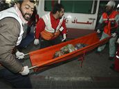 Zdravotníci penáení ranného chlapce k oetení. Pásmo Gaza (4. leden 2009)