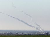 Kou nad Gazou po vypálení raket radikál z Hamasu na Izrael. (6. leden 2009)