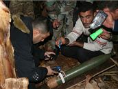 Snímek z 25. prosince 2008 zachycuje leny libanonských bezpenostních sloek pi inspekci raket nalezených poblí jiholibanonské vesnice Naqura. Rakety byly namíeny na Izrael. 8. ledna na idovský stát nkolik libanonských raket dopadlo.