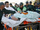 Zdravotníci odváejí ranného Palestince (7. leden)