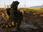 Izraelský voják pi postupu na severu v pásmu Gazy