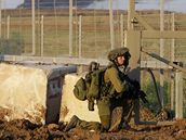Izraelský voják pi postupu na hranici s pásmem Gazy