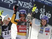 Nicole Giusová, Maria, Rieschová, �árka Záhrobská (zleva), první t�i slalomá�ky závodu SP v Záh�ebu