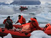 Posádka geolog a botanik ze stanice J.G. Mendela míí do Solorina Valley