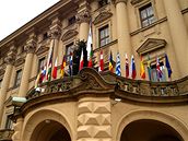 Vlajky �R, EU a dal�ích stát� na budov� ministerstva zahrani�í (1. ledna 2009)