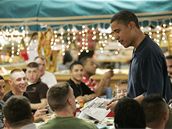Barack Obama pi tdroveerní veei na vojenské základn na Havaji.