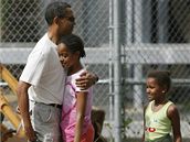 Barack Obama objímá ped zoologickou zahradou v Honolulu svoji dceru Maliu.