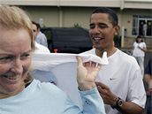 Barack Obama dává autogram náhodným kolemjdoucím.