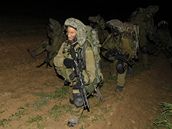 Izraeltí vojáci postupují bhem pozemní operace k hranici s pásmem Gazy.