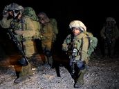 Izraeltí vojáci postupují bhem pozemní operace k hranici s pásmem Gazy.