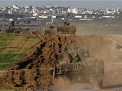 Izraelský tanky na hranicích s pásmem Gazy.