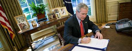 George Bush podepsal v jnu 2008 zkon o pomoci finannmu systmu