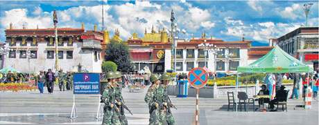 íntí vojáci s prsty na spouti patrolují ped Dókchangem, nejposvátnjím chrámem Tibetu. Navozují jednoznaný obraz okupovaného území.
