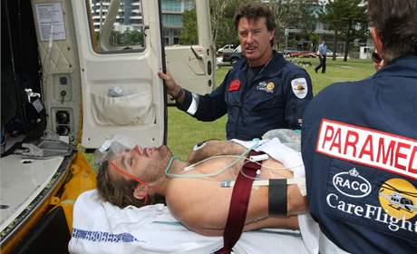 Australan Jonathon Beard je odváen do nemocnice po útoku ralokem (12. leden 2009)