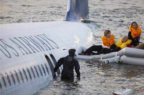 Letadlo US Airways po nouzovm pistni do eky Hudson v New Yorku. (15. leden 2009)