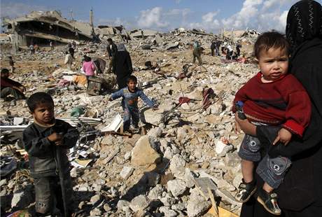 Palestinci v psmu Gazy u svch zniench domov (18. leden 2009)