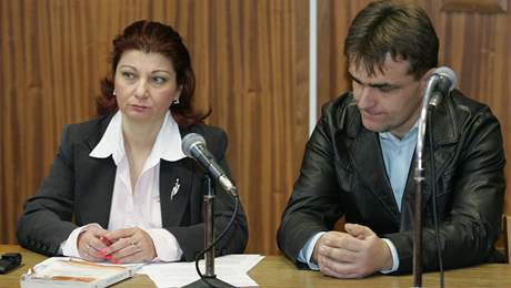 Sedmaticetiletý idi tramvaje Pavel Jurok s obhájkyní Julií Xinopulosovou. (13. 1. 2009)