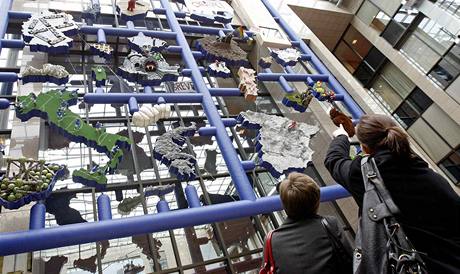 Lidé si v Bruselu prohlíejí provokativní plastiku Entropa od výtvarníka Davida erného (12. ledna 2009)