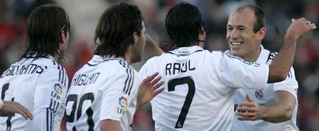Raúl se trefil v jubilejním zápase a pijímal gratulace spoluhrá.