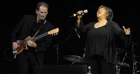 Mavis Staples s kytaristou Rickem Holmstromem