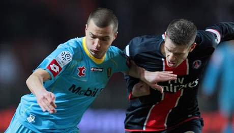 Václav Svrko (vlevo) v souboji se Sylvainem Armanden z Paris St.Germain. 