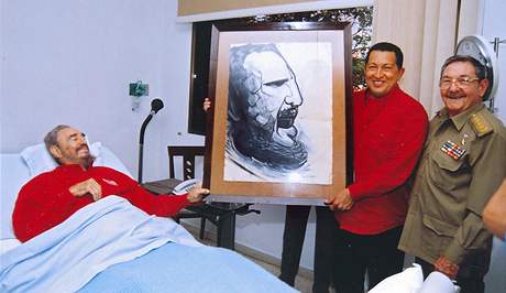 Hugo Chávez (uprosted) na návtv Fidela Castra v nemocnici v roce 2006. Doprovodil ho i Fidelv bratr Raúl (vpravo).