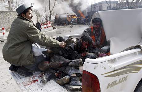 Afghánci odváejí zranné po výbuchu u nmecké ambasády v Kábulu.