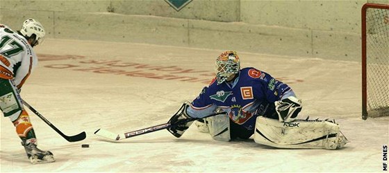ŠPATNÝ DEN. Chomutovští hokejisté dostali tři góly a ještě jim vykradli šatnu.